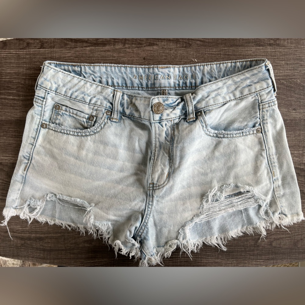 American Eagle 🦅 DISTRESSED Light Denim Shorts